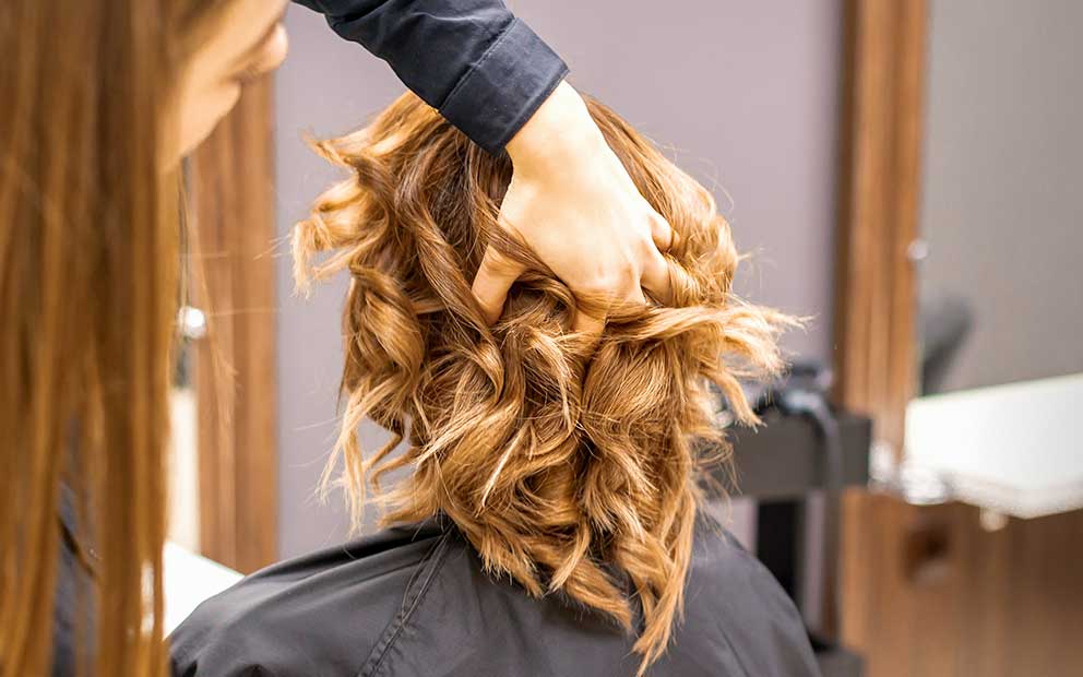 Proteger el pelo en verano: protocolo profesional frente al sol, cloro y salitre