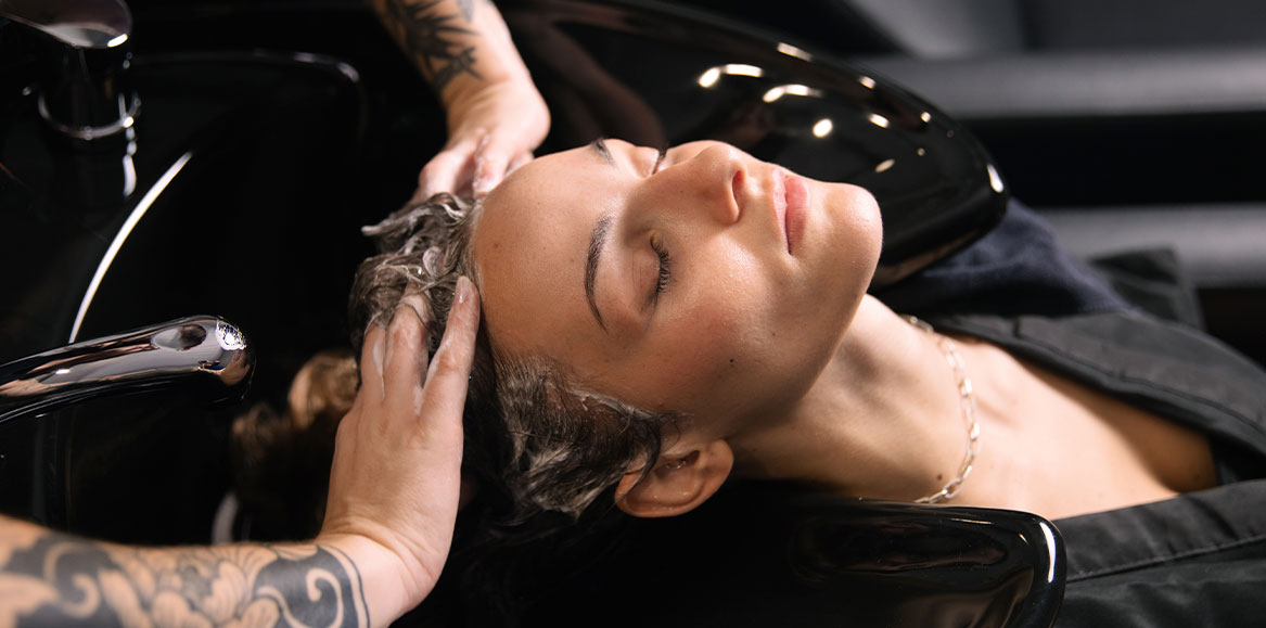Residuos metálicos en el cabello: qué son y cómo afectan a los servicios técnicos